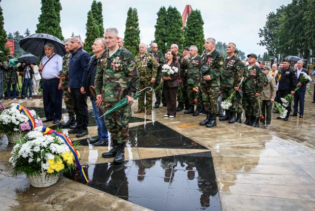 Moldovan war veterans lays flowers at the “Maica Indurerata” (Grieving Mother) monument which honors those who died defending Moldova’s independence and territorial integrity, including in the 1992 Transnistria conflict, during a ceremony marking Moldova’s National Day, at the Eternitate Memorial Complex in Chisinau, on August 27, 2026. Moldova marks National Day on August 27, commemorating its 1991 Declaration of Independence from the Soviet Union. (Photo by Elena COVALENCO / AFP)