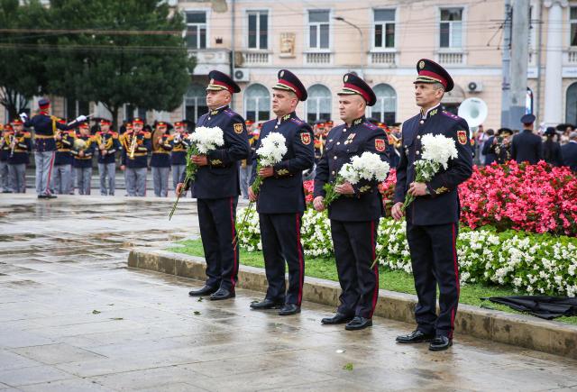 Moldovan police officers stand ready to lay flowers at the monument of "Stephen the Great and Saint" (Stefan cel Mare si Sfant), a 15th-century ruler highly regarded as a national hero and symbol of Moldovan statehood, sovereignty and cultural identity, during celebrations marking Moldova’s National Day in central Chisinau, on August 27, 2026. Moldova marks National Day on August 27, commemorating its 1991 Declaration of Independence from the Soviet Union. (Photo by Elena COVALENCO / AFP)