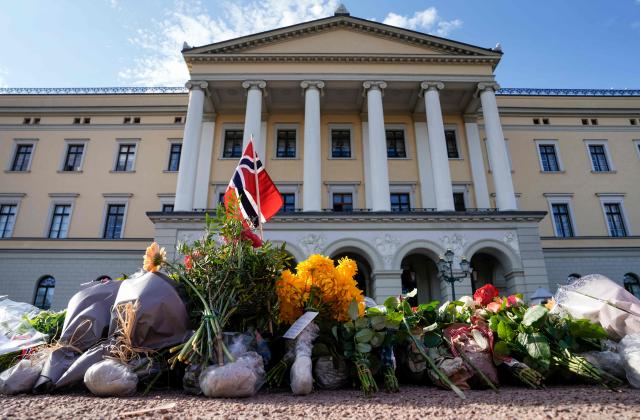 Flowers are left by wellwishers due to the health of King Harald at the Palace Square in Oslo on August 27, 2026. Norway's royal family gathered on August 27 at King Harald V's bedside in hospital as the palace announced that the 89-year-old monarch's health condition was "extremely serious". (Photo by Cornelius Poppe / NTB / AFP) / Norway OUT