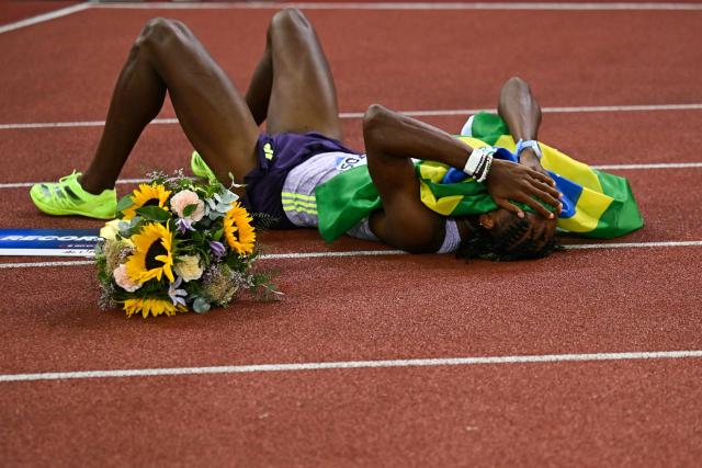 Brazil's Alison dos Santos celebrates after winning and breaking the world record in the men's 400m hurdles during the IAAF Diamond League athletics meeting, at the Letzigrund Stadium, in Zurich on August 27, 2026. (Photo by Fabrice COFFRINI / AFP)