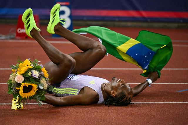 Brazil's Alison dos Santos celebrates after winning and breaking the world record in the men's 400m hurdles during the IAAF Diamond League athletics meeting, at the Letzigrund Stadium, in Zurich on August 27, 2026. (Photo by Fabrice COFFRINI / AFP)