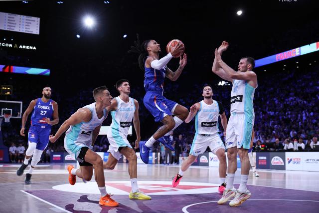 France's #85 Matthew Strazel (C) goes for the basket during the FIBA Basketball World Cup 2027 European Qualifier game between France and Slovenia at the Palais Omnisports de Paris-Bercy, in Paris on August 27, 2026. (Photo by SIMON WOHLFAHRT / AFP)
