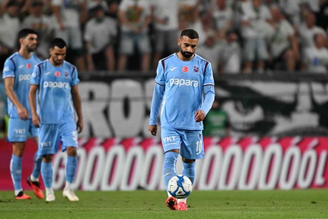 Trabzonspor's Egyptian forward #10 Mohamed Salah reacts after Ferencvaros' opening goal during the UEFA Europa League second leg playoff football match between   Ferencvaros and Trabzonspor in Budapest on August 27, 2026. (Photo by Attila KISBENEDEK / AFP)