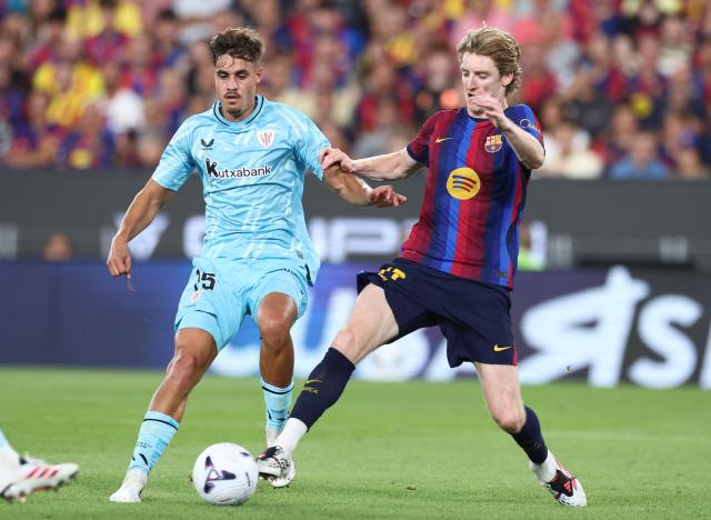Barcelona's British forward #17 Anthony Gordon fights for the ball with Athletic Bilbao's Spanish defender #15 Hugo Rincon Lumbreras during the Spanish league football match between FC Barcelona and Athletic Club Bilbao at Camp Nou Stadium in Barcelona on August 27, 2026. (Photo by Josep LAGO / AFP)