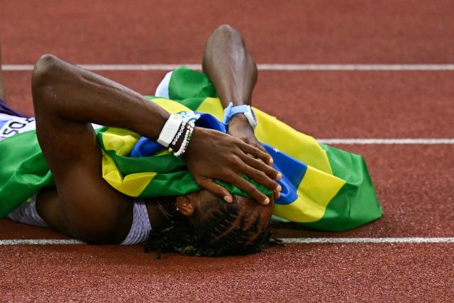 Brazil's Alison dos Santos celebrates after winning and breaking the world record in the men's 400m hurdles during the IAAF Diamond League athletics meeting, at the Letzigrund Stadium, in Zurich on August 27, 2026. (Photo by Fabrice COFFRINI / AFP)