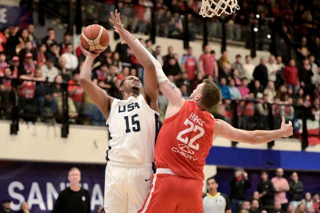Chile's Felipe Haase (R) defends against US' Orlando Robinson II during the FIBA Basketball World Cup 2027 Americas qualifiers Group E match between Chile and the USA at the Centro de Deportes Colectivos stadium in Santiago on August 27, 2026. (Photo by Rodrigo ARANGUA / AFP)
