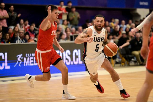 US' Mike James dribbles against Chile's Felipe Inyaco during the FIBA Basketball World Cup 2027 Americas qualifiers Group E match between Chile and the USA at the Centro de Deportes Colectivos stadium in Santiago on August 27, 2026. (Photo by Rodrigo ARANGUA / AFP)