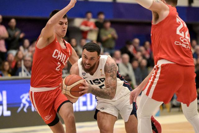 US' Mike James dribbles against Chile's Felipe Inyaco (L) and Felipe Haase during the FIBA Basketball World Cup 2027 Americas qualifiers Group E match between Chile and the USA at the Centro de Deportes Colectivos stadium in Santiago on August 27, 2026. (Photo by Rodrigo ARANGUA / AFP)