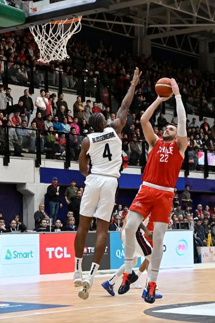 Chile's Felipe Haase (R) attempts a shot over US' Jaron Blossomgame during the FIBA Basketball World Cup 2027 Americas qualifiers Group E match between Chile and the USA at the Centro de Deportes Colectivos stadium in Santiago on August 27, 2026. (Photo by RODRIGO ARANGUA / AFP)