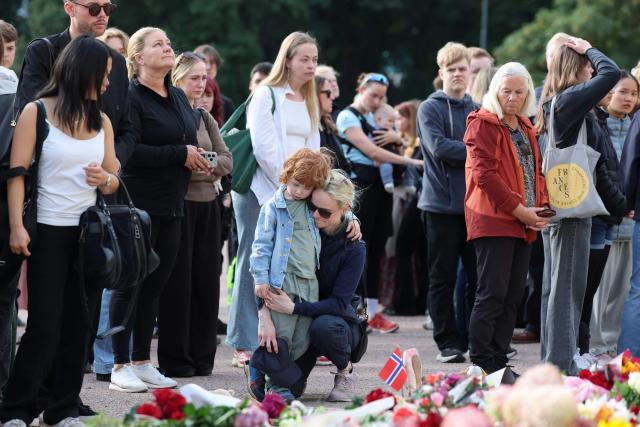 Mourners gather to pay tribute to King Harald V of Norway who passed away, at the Royal Palace square in Oslo on August 28, 2026. King Harald V of Norway, who died on August 28, 2026 aged 89, remained a unifying figure in his country until the very end, a pillar of stability amid a string of family scandals that tarnished the final years of his reign. (Photo by Odd ANDERSEN / AFP)