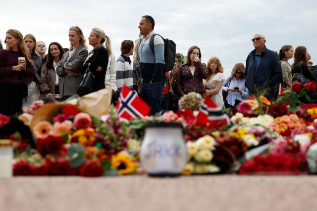 Mourners gather to pay tribute to King Harald V of Norway who passed away, at the Royal Palace square in Oslo on August 28, 2026. King Harald V of Norway, who died on August 28, 2026 aged 89, remained a unifying figure in his country until the very end, a pillar of stability amid a string of family scandals that tarnished the final years of his reign. (Photo by Odd ANDERSEN / AFP)