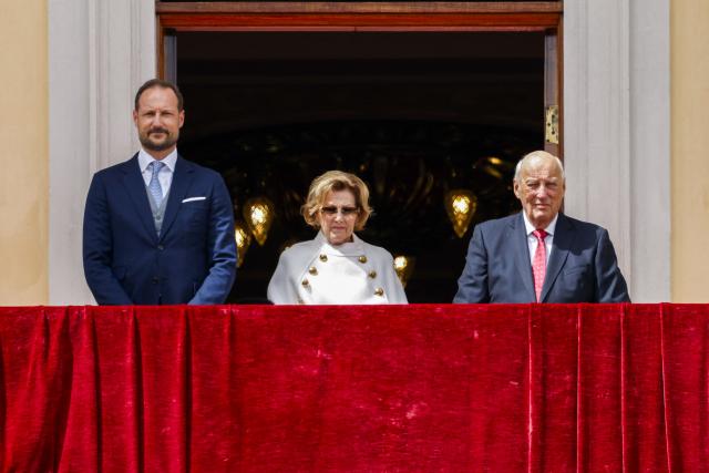 (FILES) King Harald V of Norway (R), Queen Sonja of Norway (C) and Crown Prince Haakon of Norway (L) stand on a balcony to watch the King's Guard holding a drill display at the Palace Square in Oslo, Norway, on June 6, 2025. Norway's King Harald V, Europe's oldest reigning monarch, died on August 28,2026 at the age of 89, the royal palace announced. (Photo by Tor Erik Schrøder / NTB / AFP) / Norway OUT