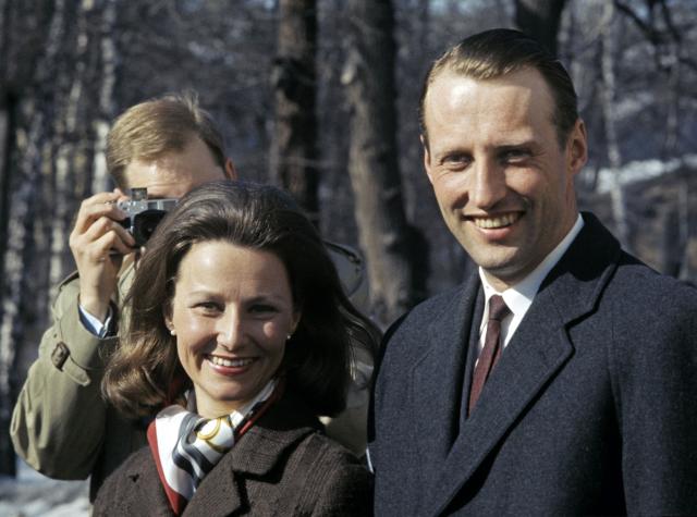 (FILES) Photo taken on March 19, 1968 in Oslo shows Norway's Crown Prince Harald and Sonja Haraldsen posing for photographers after the announcement of their engagement. Norway's King Harald V, Europe's oldest reigning monarch, died on August 28,2026 at the age of 89, the royal palace announced. (Photo by Bjorn FINSTAD / NTB scanpix / AFP) / Norway OUT