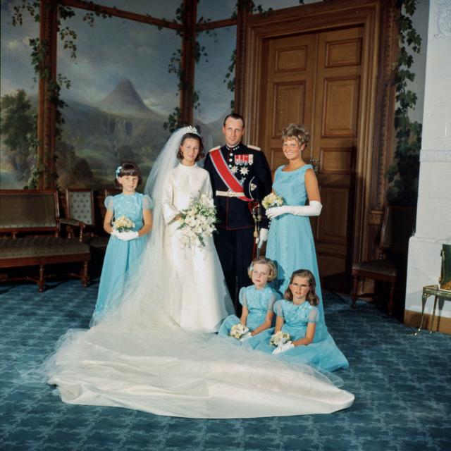 Picture taken on August 29, 1968 at the Royal Palace in Oslo, Norway, shows Crown Prince Harald and Sonja Haraldsen posing after their wedding with Ian Henriksen (R), Anita Henriksen, Lis Haraldsen and Ingeborg Lorentzen. Norway's King Harald V, Europe's oldest reigning monarch, died on August 28, 2026 at the age of 89, the royal palace announced. (Photo by Arild HORDNES / NTB / AFP) / Norway OUT