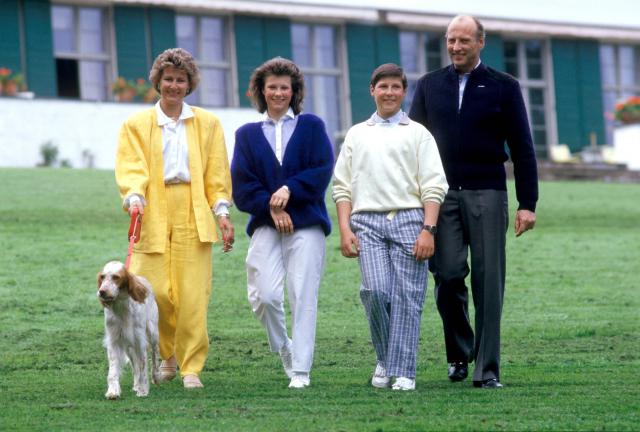 Picture taken on June 2, 1987 at Skaugum residence in Oslo shows (L-R) the Crown Princess Sonja, Princess Martha Louise, Prince Haakon Magnus and Crown Prince Harald, with their dog on a walk in the garden. Norway's King Harald V, Europe's oldest reigning monarch, died on August 28,2026 at the age of 89, the royal palace announced. (Photo by Bjorn Sigurdson / NTB / AFP) / Norway OUT