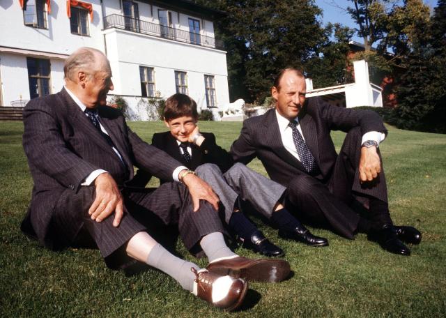 Picture taken on September 17, 1982 at royal residence Skaugum in Asker, near Oslo, Norway, shows (L-R) King Olav V of Norway, Prince Haakon Magnus and Crown Prince Harald. Norway's King Harald V, Europe's oldest reigning monarch, died on August 28,2026 at the age of 89, the royal palace announced. (Photo by Erik THORBERG / NTB / AFP) / Norway OUT