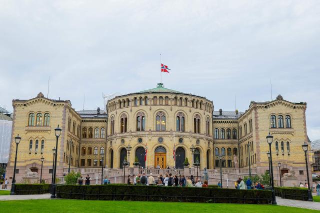 This photograph shows a Norwegian flag flying at half-mast above the Norwegian Parliament (Storting) after King Harald V of Norway passed away, in Oslo on August 28, 2026. King Harald V of Norway, who died on August 28, 2026 aged 89, remained a unifying figure in his country until the very end, a pillar of stability amid a string of family scandals that tarnished the final years of his reign. (Photo by Thomas Andersen / NTB / AFP) / Norway OUT