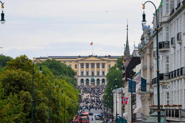 Mourners gather to pay tribute to King Harald V of Norway who passed away, at the Royal Palace square in Oslo on August 28, 2026. King Harald V of Norway, who died on August 28, 2026 aged 89, remained a unifying figure in his country until the very end, a pillar of stability amid a string of family scandals that tarnished the final years of his reign. (Photo by Thomas Andersen / NTB / AFP) / Norway OUT