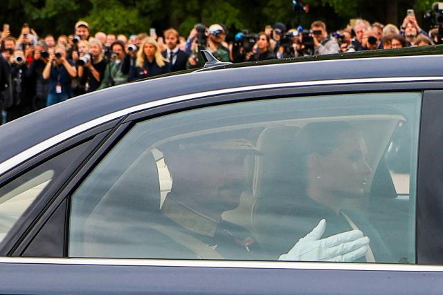 King Haakon of Norway (L) and Princess Ingrid Alexandra of Norway drive past mourners as they arrive for an extraordinary cabinet meeting at the Royal Palace, in Oslo on August 28, 2026, following the death of King Harald V of Norway. King Harald V of Norway, who died on August 28, 2026 aged 89, remained a unifying figure in his country until the very end, a pillar of stability amid a string of family scandals that tarnished the final years of his reign. (Photo by Thomas Andersen / NTB / AFP) / Norway OUT / ALTERNATIVE CROP
