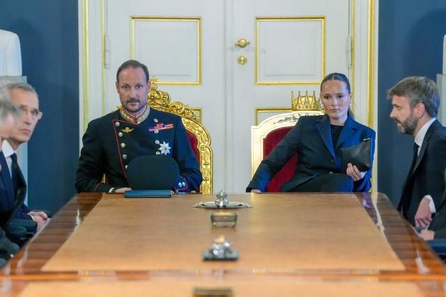 King Haakon of Norway (C, L) and Princess Ingrid Alexandra of Norway (C, R) sit at the head of the table for an extraordinary cabinet meeting at the Royal Palace, in Oslo on August 28, 2026, following the death of King Harald V of Norway. King Harald V of Norway, who died on August 28, 2026 aged 89, remained a unifying figure in his country until the very end, a pillar of stability amid a string of family scandals that tarnished the final years of his reign. (Photo by Lise Åserud / NTB / AFP) / Norway OUT