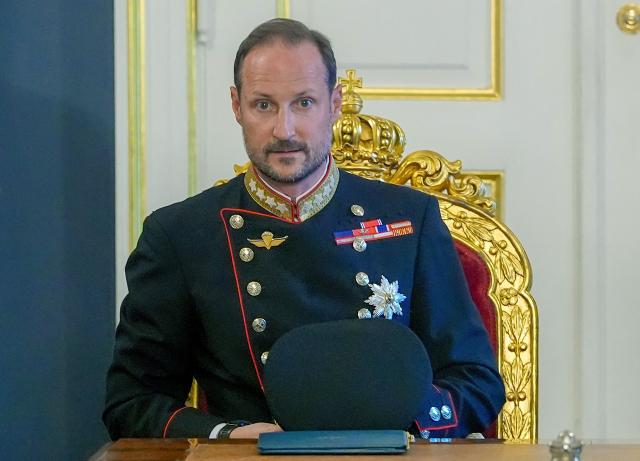 King Haakon of Norway sits at the head of the table for an extraordinary cabinet meeting at the Royal Palace, in Oslo on August 28, 2026, following the death of King Harald V of Norway. King Harald V of Norway, who died on August 28, 2026 aged 89, remained a unifying figure in his country until the very end, a pillar of stability amid a string of family scandals that tarnished the final years of his reign. (Photo by Lise Åserud / NTB / AFP) / Norway OUT / ALTERNATIVE CROP