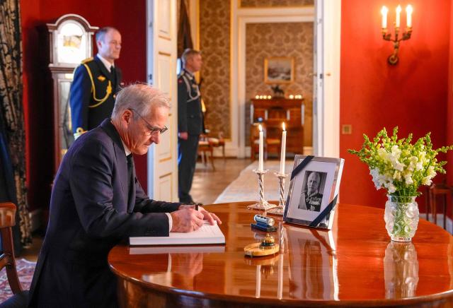 Norway's Prime MInister Jonas Gahr Store signs the book of condolences at the Royal Palace, in Oslo on August 28, 2026, following the death of King Harald V of Norway. King Harald V of Norway, who died on August 28, 2026 aged 89, remained a unifying figure in his country until the very end, a pillar of stability amid a string of family scandals that tarnished the final years of his reign. (Photo by Heiko Junge / NTB / AFP) / Norway OUT
