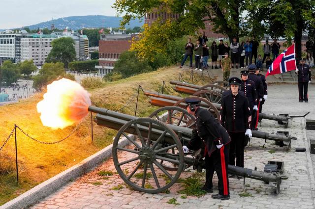 The Norwegian Armed Forces honor King Harald V with a funeral salute of 21 shots fired at 30-second intervals from Akershus Fortress at 12 noon in Oslo on August 28, 2026. King Harald V of Norway, who died on August 28, 2026 aged 89, remained a unifying figure in his country until the very end, a pillar of stability amid a string of family scandals that tarnished the final years of his reign. (Photo by Fredrik Varfjell / NTB / AFP) / Norway OUT / ALTERNATIVE CROP