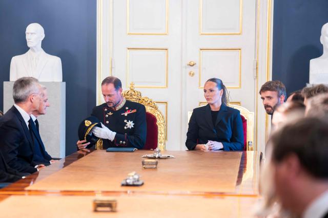 Norway's new King Haakon VIII (L) and Norway's Crown Princess Ingrid Alexandra and members of the Norwegian government attend an extraordinary cabinet meeting at the Royal Palace, following the death of King Harald V, in Oslo, Norway, on August 28, 2026. King Harald V of Norway, who died on August 28, 2026 aged 89, remained a unifying figure in his country until the very end, a pillar of stability amid a string of family scandals that tarnished the final years of his reign. (Photo by Heiko Junge / NTB / AFP) / Norway OUT