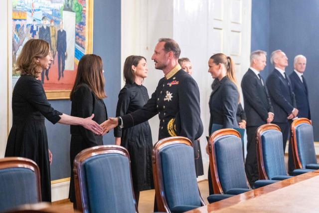 Norway's new King Haakon VIII and Norway's Crown Princess Ingrid Alexandra greet members of the Norwegian government during an extraordinary cabinet meeting at the Royal Palace, following the death of King Harald V, in Oslo, Norway, on August 28, 2026. King Harald V of Norway, who died on August 28, 2026 aged 89, remained a unifying figure in his country until the very end, a pillar of stability amid a string of family scandals that tarnished the final years of his reign. (Photo by Heiko Junge / NTB / AFP) / Norway OUT