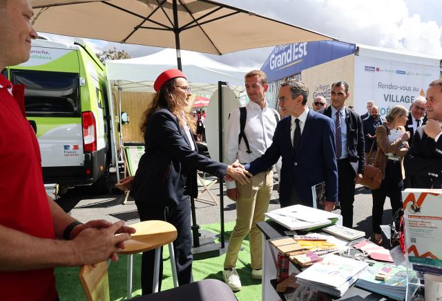 President of French right-wing party Les Republicains (LR) and candidate for 2027 France's Presidential election Bruno Retailleau (C-R) speaks with exhibitors as he visits the agricultural fair in Chalons-en-Champagne, northeastern France on August 28, 2026. More punchy punchlines, more explicit proposals and more ground work: LR presidential candidate Bruno Retailleau is pulling out all the stops this political return in an attempt to take off in the polls and silence internal divisions. (Photo by Francois LO PRESTI / AFP)