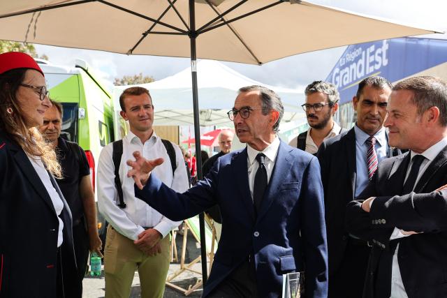 President of French right-wing party Les Republicains (LR) and candidate for 2027 France's Presidential election Bruno Retailleau (C) speaks with exhibitors as he visits the agricultural fair in Chalons-en-Champagne, northeastern France on August 28, 2026. More punchy punchlines, more explicit proposals and more ground work: LR presidential candidate Bruno Retailleau is pulling out all the stops this political return in an attempt to take off in the polls and silence internal divisions. (Photo by Francois LO PRESTI / AFP)