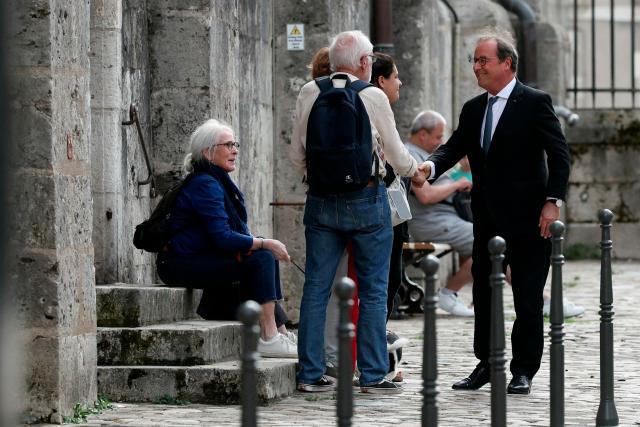 Socialistes et Apparentes' MP Francois Hollande (R) shakes hands with bystanders as he arrives to attend the French left-wing Socialist Party (PS) summer camp in Blois, central France on August 28, 2026. French Socialist Party makes its return to Blois on August 28, 2026, with its sights set on the primary of the socialist and democratic left, for which Place publique candidate Raphael Glucksmann is for the time being the favorite, with the rallying notably of the leader of the deputies, Boris Vallaud. (Photo by Alain JOCARD / AFP)