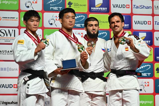 (From L) Silver medallist Japan's Shinsei Hattori, gold medallist Japan's Kairi Kentoku, bronze medallists Russia's Ramazan Abdulaev and Spain's David Garcia Torne pose with their medals after the men's under 66kg category final event at the Lausanne Grand Slam judo tournament, part of the IJF World Judo Tour, in Prilly on August 28, 2026. (Photo by Fabrice COFFRINI / AFP)