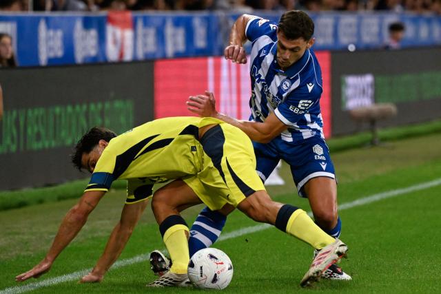 Villarreal's Spanish forward #07 Gerard (L) vies for the ball with Alaves' Argentine forward #15 Lucas Boye during the Spanish League football match between Deportivo Alaves and Villarreal CF at Mendizorroza Stadium in Vitoria on August 28, 2026. (Photo by ANDER GILLENEA / AFP)