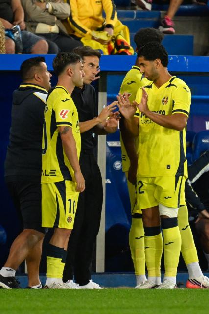 Villarreal's Spanish midfielder #10 Alberto Moleiro (L) and Villarreal's Spanish forward #22 Ayoze Perez Gutierrez (R) speak to Villarreal's Spanish coach Inigo Perez during the Spanish League football match between Deportivo Alaves and Villarreal CF at Mendizorroza Stadium in Vitoria on August 28, 2026. (Photo by ANDER GILLENEA / AFP)