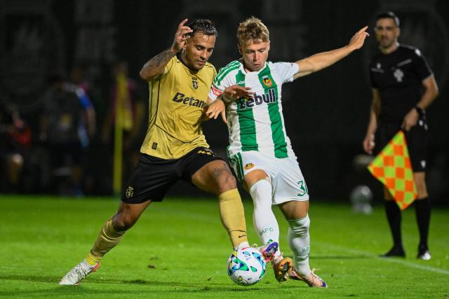 Sporting Lisbon's Uruguayan midfielder #17 Rodrigo Zalazar (L) vies for the ball with Rio Ave's Slovak forward #30 Roland Galcik during the Portuguese League football match between Rio Ave FC and Sporting CP at Rio Ave FC - Dos Arcos stadium in Vila do Conde on August 28, 2026. (Photo by Miguel RIOPA / AFP)