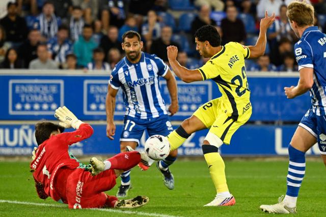 Villarreal's Spanish forward #22 Ayoze Perez Gutierrez (R) fails to score past Alaves' Spanish goalkeeper #01 Antonio Sivera during the Spanish League football match between Deportivo Alaves and Villarreal CF at Mendizorroza Stadium in Vitoria on August 28, 2026. (Photo by ANDER GILLENEA / AFP)