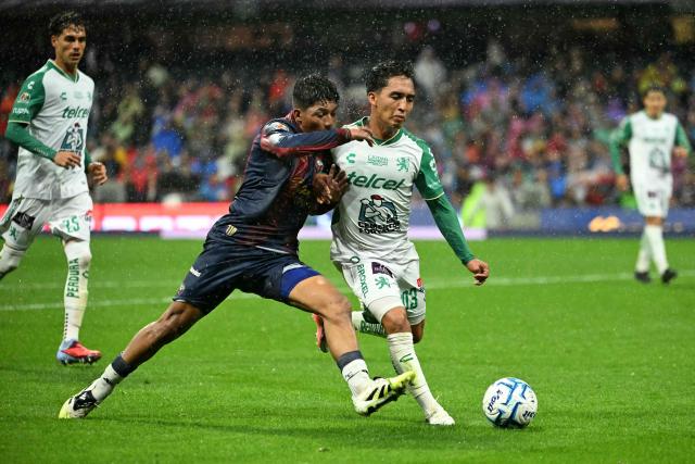 Atlante's forward #16 Jose Gonzalez (L) and Leon's midfielder #203 Jesus Lara (R) fight for the ball during the Liga MX Apertura tournament football match between Atlante and Leon at the Ciudad de los Deportes stadium in Mexico City, on August 28, 2026. (Photo by YURI CORTEZ / AFP)