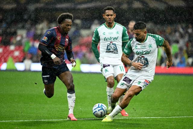 Atlante's Ecuadorian midfielder #07 Jhojan Julio (L) and Leon's defender #05 Sebastián Vegas (R) fight for the ball during the Liga MX Apertura tournament football match between Atlante and Leon at the Ciudad de los Deportes stadium in Mexico City, on August 28, 2026. (Photo by YURI CORTEZ / AFP)