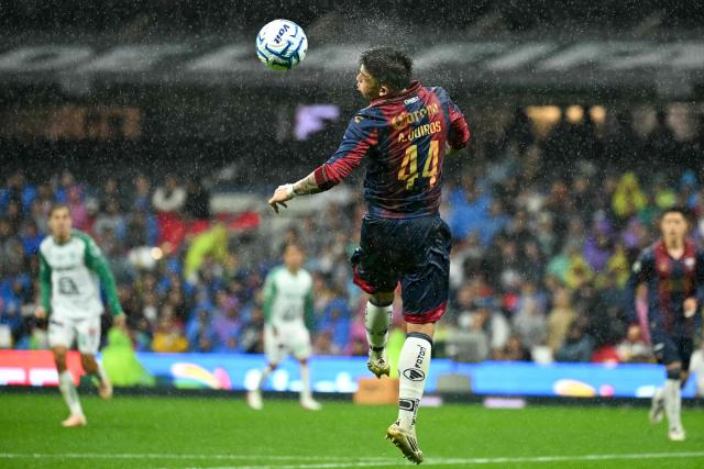 Atlante's Argentine defender #44 Aaron Quiros heads the ball during the Liga MX Apertura tournament football match between Atlante and Leon at the Ciudad de los Deportes stadium in Mexico City, on August 28, 2026. (Photo by YURI CORTEZ / AFP)