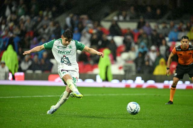 Leon's forward #19 Jose Alvarado scores his team's first goal from the penalty spot during the Liga MX Apertura tournament football match between Atlante and Leon at the Ciudad de los Deportes stadium in Mexico City, on August 28, 2026. (Photo by YURI CORTEZ / AFP)