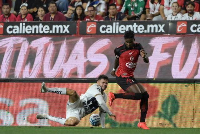 Pumas' forward #22 Alan Medina (L) and Tijuana's Ecuadorian forward #07 Adonis Preciado (R) fight for the ball during the Liga MX Apertura tournament football match between Tijuana and Pumas at the Caliente stadium in Tijuana, Baja California state, Mexico, on August 28, 2026. (Photo by Guillermo Arias / AFP)