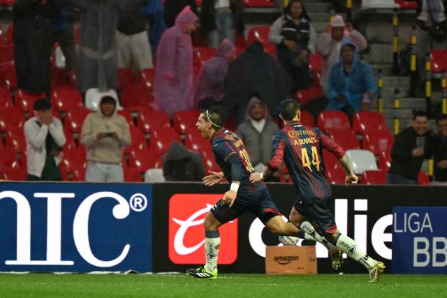 Atlante's Argentine midfielder #30 Martin Sarrafiore (L) celebrates scoring his team's first goal during the Liga MX Apertura tournament football match between Atlante and Leon at the Ciudad de los Deportes stadium in Mexico City, on August 28, 2026. (Photo by YURI CORTEZ / AFP)