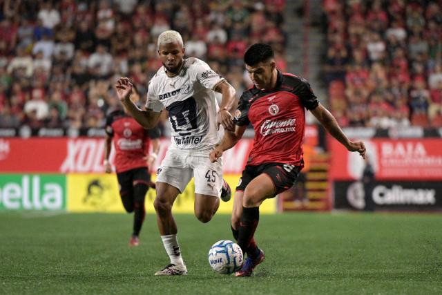 Pumas' Ecuadorian midfielder #45 Pedro Vite and Tijuana's midfielder #08 Ivan Tona fight for the ball during the Liga MX Apertura tournament football match between Tijuana and Pumas at the Caliente stadium in Tijuana, Baja California state, Mexico, on August 28, 2026. (Photo by Guillermo Arias / AFP)