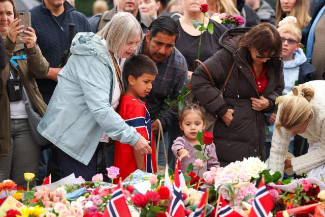 Mourners gather at a makeshift memorial outside the Royal Palace in Oslo on August 29, 2026, in tribute to Norway's King Harald V, following the monarch's passing. King Harald V of Norway, who died on August 28, 2026 aged 89, remained a unifying figure in his country until the very end, a pillar of stability amid a string of family scandals that tarnished the final years of his reign. (Photo by Odd ANDERSEN / AFP)