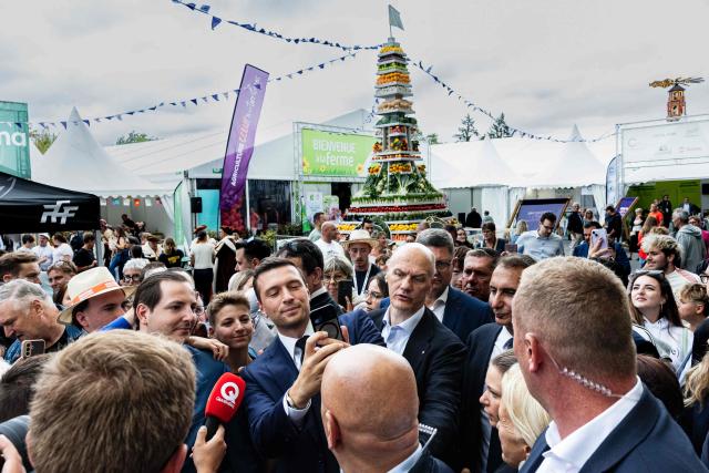 President of French far-right party Rassemblement National (RN) Jordan Bardella (Centre L) takes a selfie with members of the crowd during a visit to the agricultural fair in Châlons-en-Champagne, northeastern France on August 29, 2026. (Photo by Sameer Al-DOUMY / AFP)