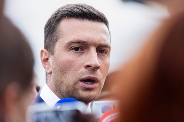President of French far-right party Rassemblement National (RN) Jordan Bardella (C) reacts as he speaks to the press during a visit to the agricultural fair in Châlons-en-Champagne, northeastern France on August 29, 2026. (Photo by Sameer Al-DOUMY / AFP)