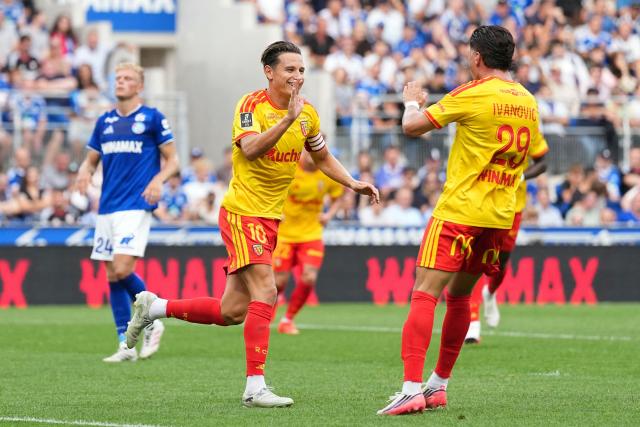 Lens’ French forward #10 Florian Thauvin (C) celebrates his team’s first goal during the French L1 football match between RC Strasbourg Alsace and RC Lens at the Stade de la Meinau in Strasbourg, eastern France, on August 29, 2026. (Photo by SEBASTIEN BOZON / AFP)