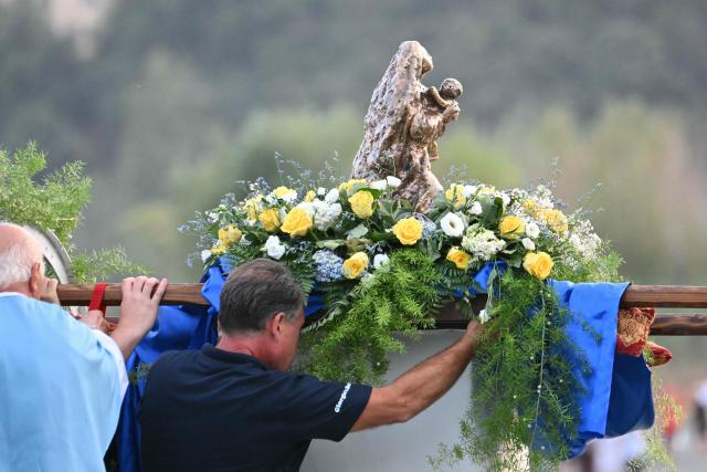 Men carry Our Lady of the Lake Madonna before a boat procession on Lake Albano for the Feast of Our Lady of the Lake in Castel Gandolfo on August 29, 2026. (Photo by Alberto PIZZOLI / AFP)