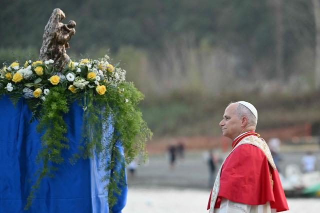 Pope Leo XIV arrives to attend a boat procession on Lake Albano for the Feast of Our Lady of the Lake in Castel Gandolfo on August 29, 2026. (Photo by Alberto PIZZOLI / AFP)